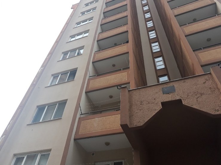 İzmir’de 4. kattan beton zemine düşen 2 yaşındaki minik Helin öldü