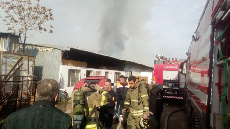 İzmir’de ahşap sandalye fabrikasında yangın