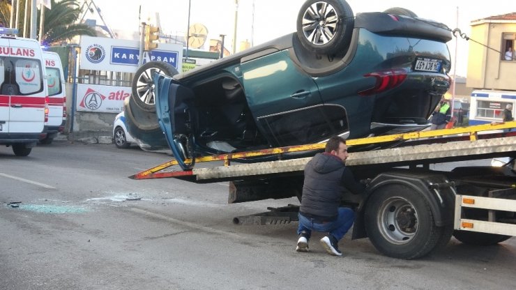 Engelli çocukları taşıyan servis minibüsü ile otomobil çarpıştı: 5 yaralı