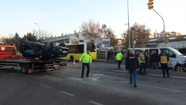 Engelli çocukları taşıyan servis minibüsü ile otomobil çarpıştı: 5 yaralı