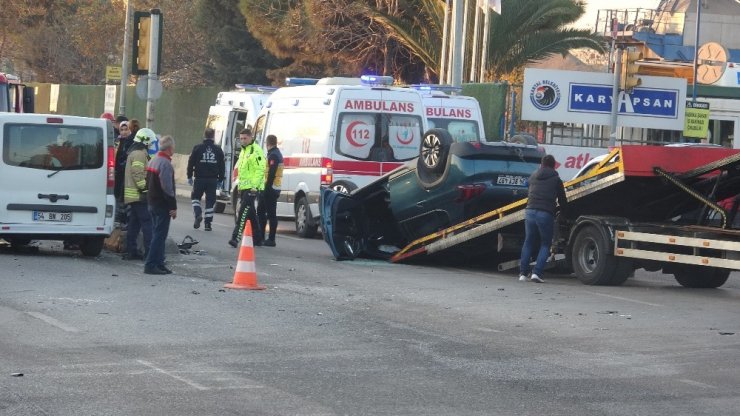 Engelli çocukları taşıyan servis minibüsü ile otomobil çarpıştı: 5 yaralı