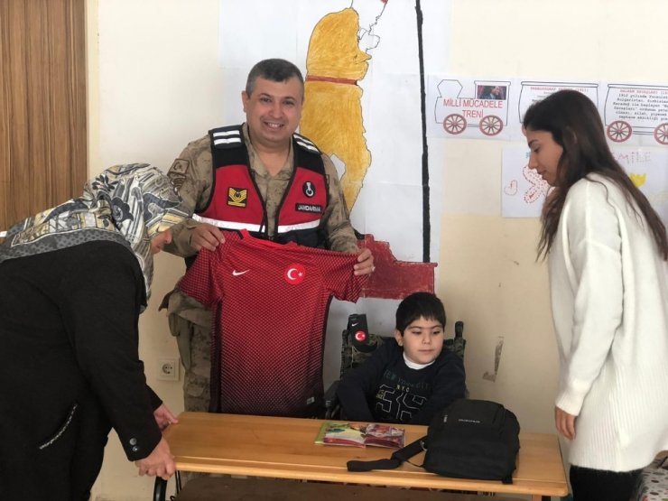 Engelli gencin forma hayalini jandarma gerçekleştirdi