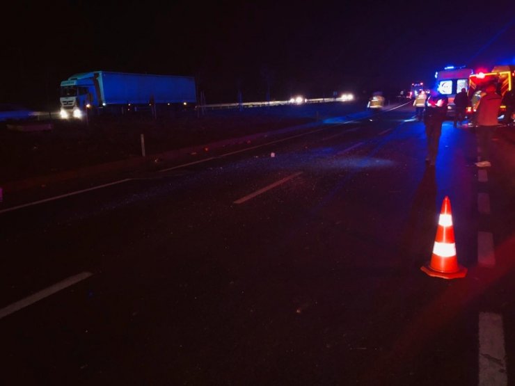 Otobüs ile hafif ticari araç çarpıştı: 2 ölü