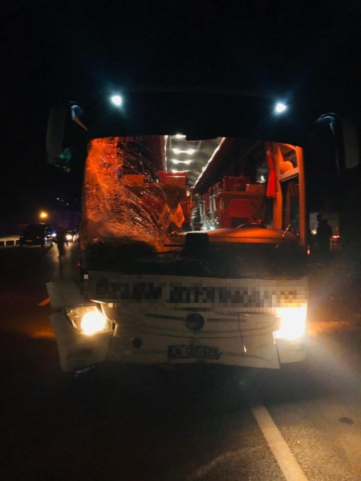 Otobüs ile hafif ticari araç çarpıştı: 2 ölü