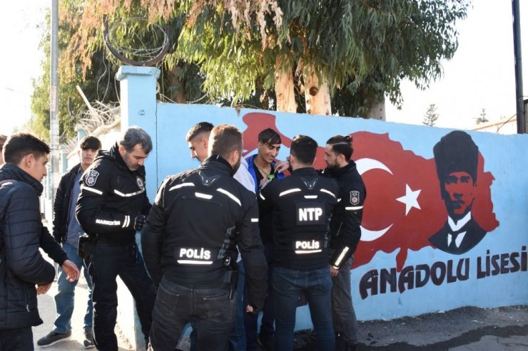 Öğrenciler uyuşturucu satıcılarına karşı uyarılıyor