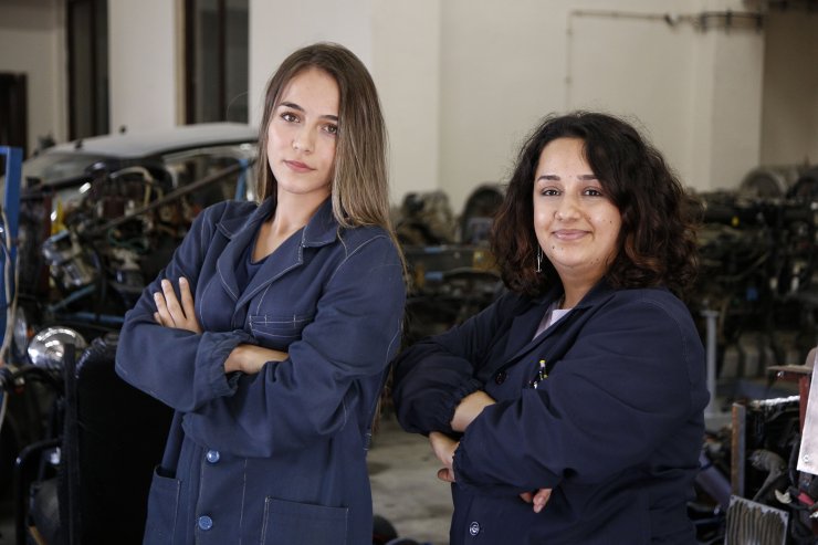 Otomobilin "kadın ustaları" olabilmek için ter döküyorlar