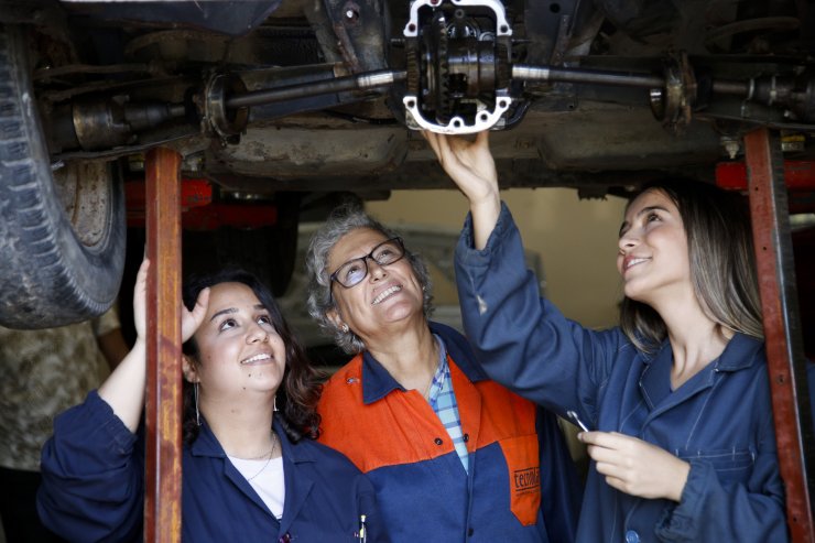 Otomobilin "kadın ustaları" olabilmek için ter döküyorlar
