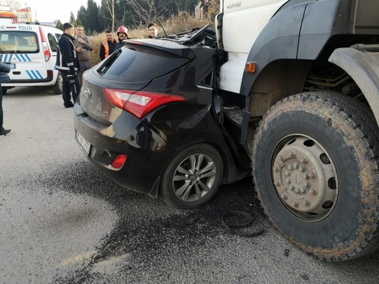 Kamyon ile otomobil çarpıştı: 1 yaralı