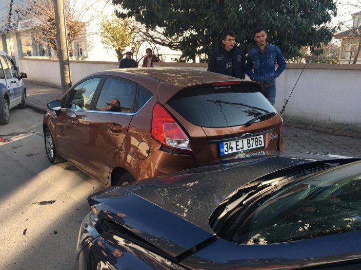 Direksiyon başında rahatsızlanan sürücü park halindeki araçlara çarptı: 1 yaralı