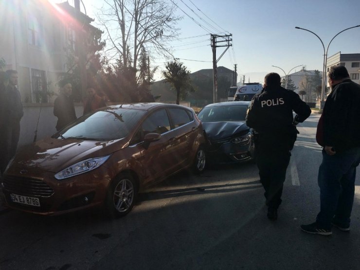 Direksiyon başında rahatsızlanan sürücü park halindeki araçlara çarptı: 1 yaralı