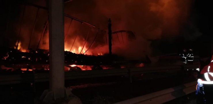 Otobanda korku dolu anlar: Tır cayır cayır yandı
