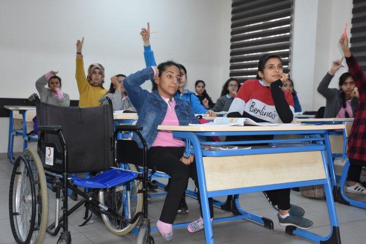 Tekerlekli sandalyeyle okula giden Kardelen'e en büyük destek arkadaşından