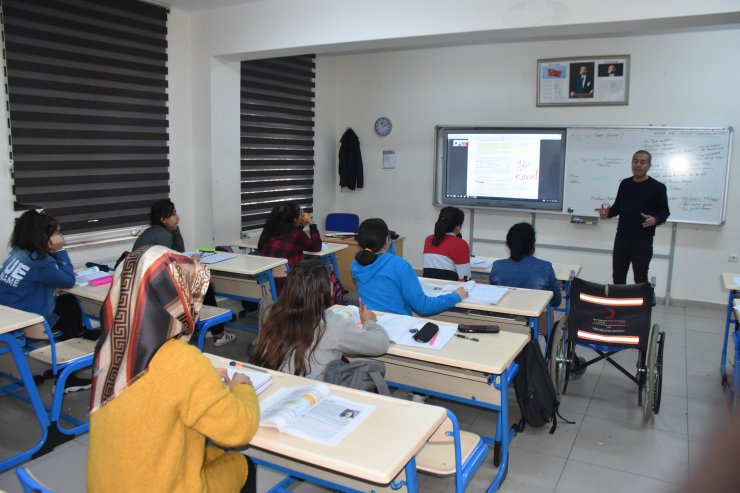 Tekerlekli sandalyeyle okula giden Kardelen'e en büyük destek arkadaşından