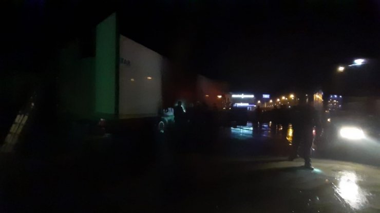 Petrol istasyonundaki araç yangını paniğe neden oldu