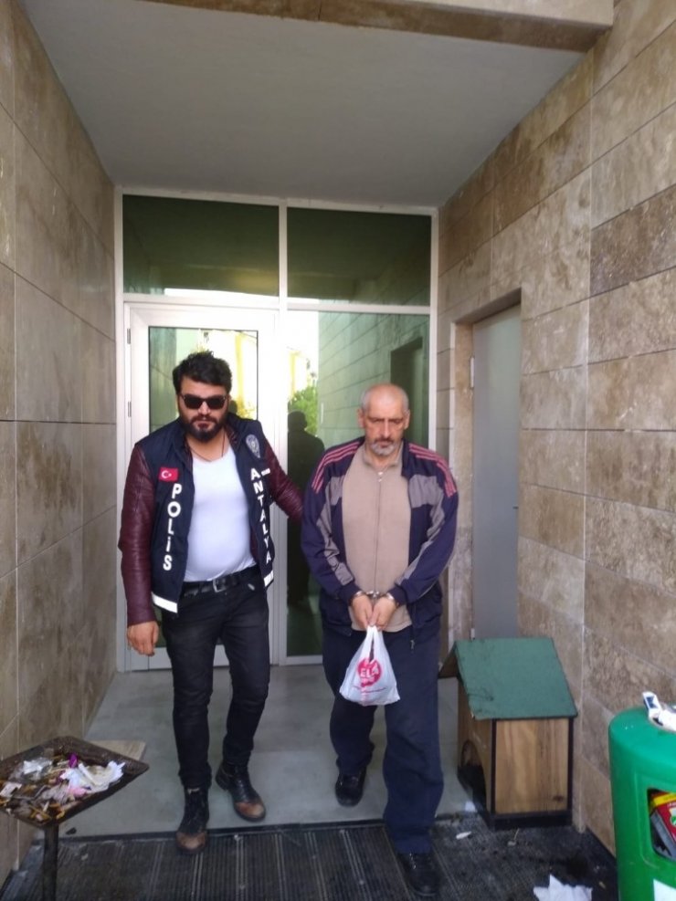Antalya’da 4 iş yerinden telefon çalan zanlı tutuklandı