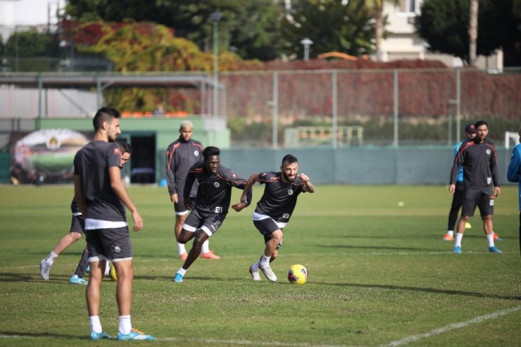 Alanyaspor’da üç isim takımla çalıştı