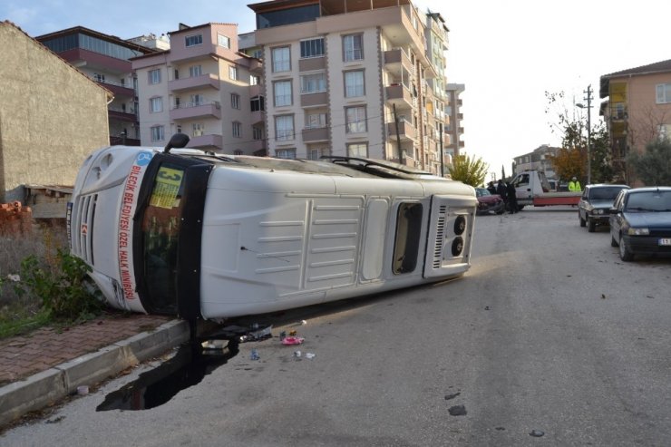 Bilecik’te yolcu minibüsü devrildi: 2 yaralı