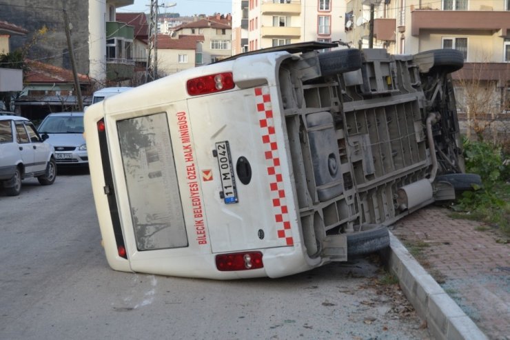 Bilecik’te yolcu minibüsü devrildi: 2 yaralı