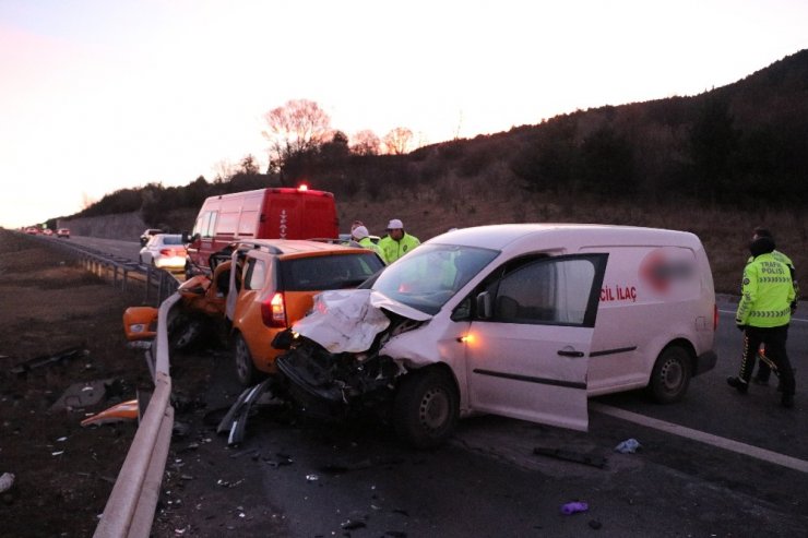 Hafif ticari araçla ticari taksi çarpıştı: 1 ölü, 2 yaralı