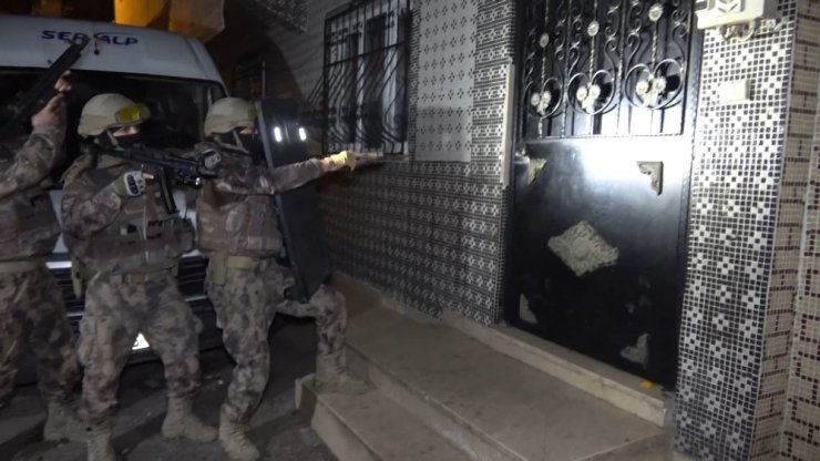 Polis uykuda yakaladı, onlarca suçlu gözaltına alındı