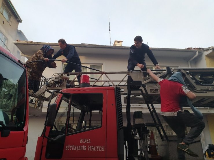 Bursa’da can pazarı... Alevler içinde kalan 3’ü çocuk 10 kişi kurtarıldı