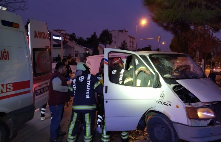 İtfaiyenin yaralıları kurtarmak için zamanla yarışı kamerada