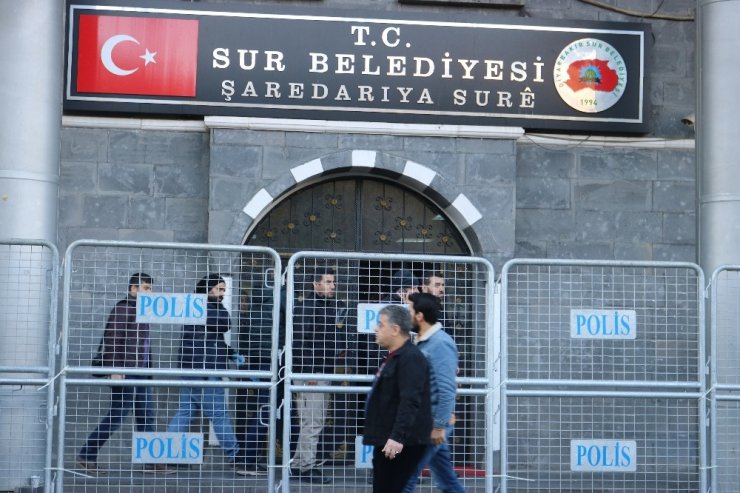 HDP’li Sur Belediye Başkanı Filiz Buluttekin gözaltına alındı