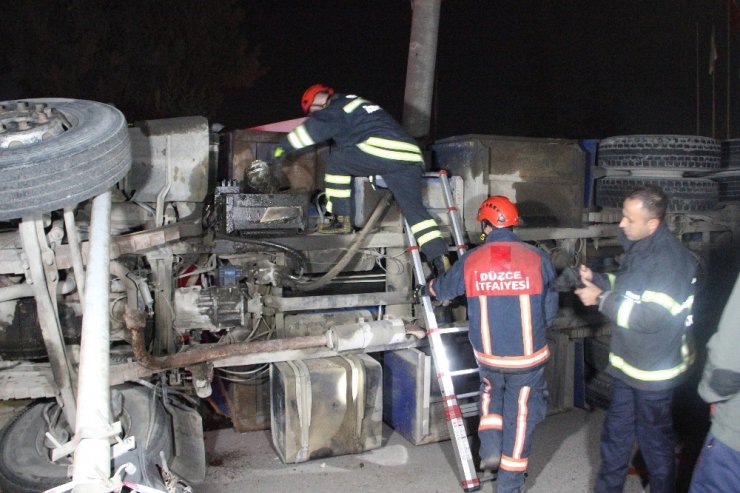 Kamyon yüksek gerilim direğine çarptı, bölge elektriksiz kaldı