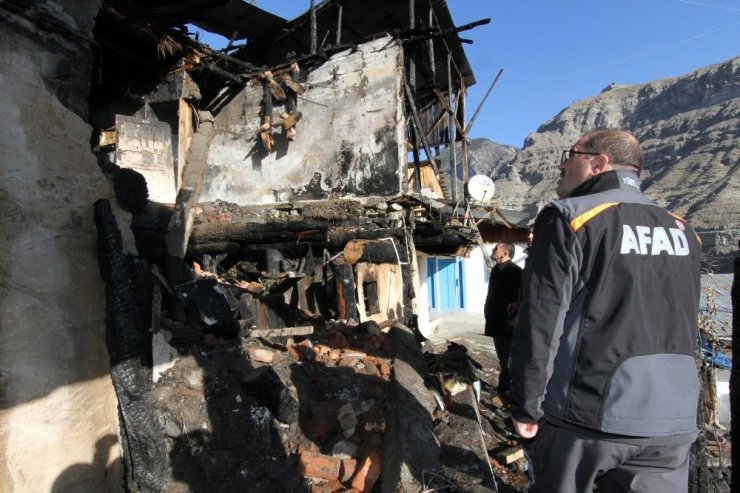 Erzurum’daki köy yangınında 10 ev, 2 ahır kullanılamaz hale geldi