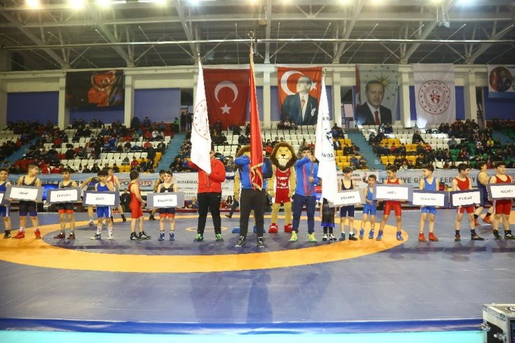 Bakan Kasapoğlu, Türkiye Büyükler Serbest Güreş Şampiyonası açılış törenine katıldı