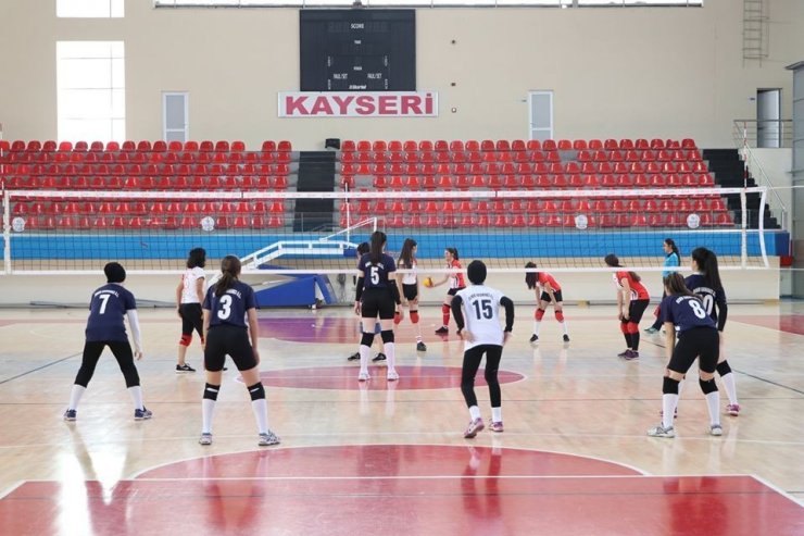 Voleybol Müsabakaları Sürüyor