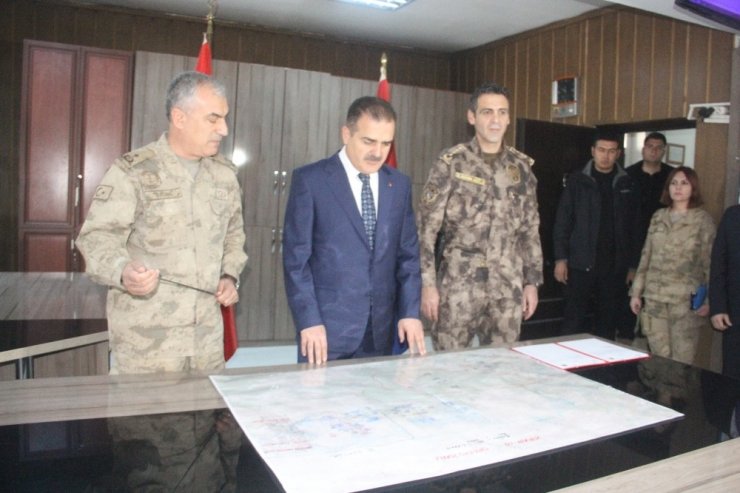 ‘Kıran-10’ operasyonunda 2 şüpheli yakalanırken çok sayıda silah ve mühimmat ele geçirildi