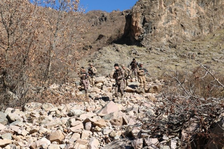 ‘Kıran-10’ operasyonunda 2 şüpheli yakalanırken çok sayıda silah ve mühimmat ele geçirildi