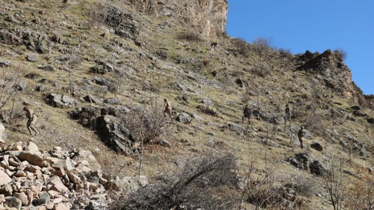 ‘Kıran-10’ operasyonunda 2 şüpheli yakalanırken çok sayıda silah ve mühimmat ele geçirildi