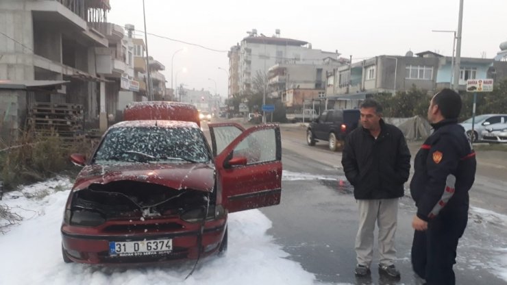 Samandağ’da seyir halindeki otomobil yandı
