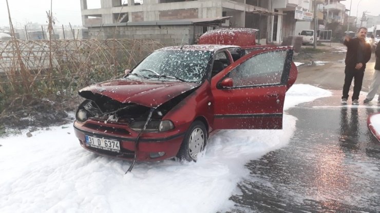 Samandağ’da seyir halindeki otomobil yandı