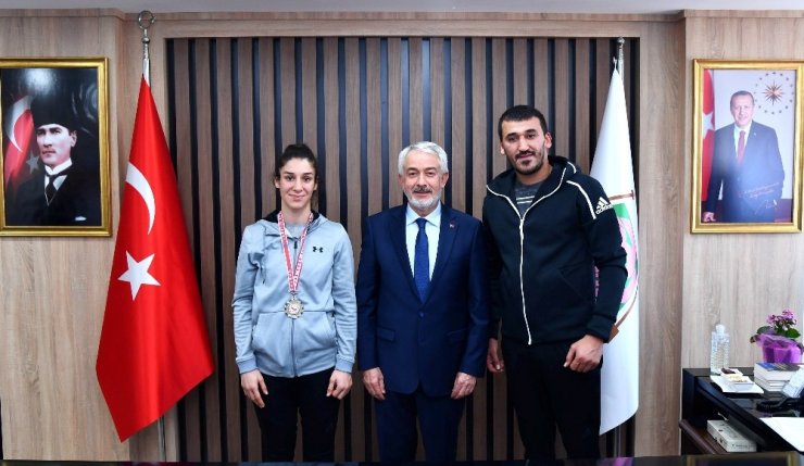 Başkan Başdeğirmen, Milli Boksörü altınla ödüllendirdi