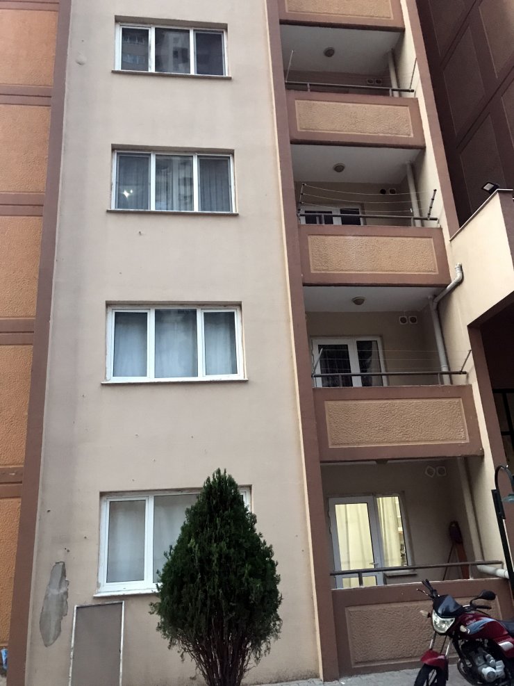 Sinekliğin yerinden çıkması sonucu pencereden düşüp ölen bebeğin cenazesi defnedildi