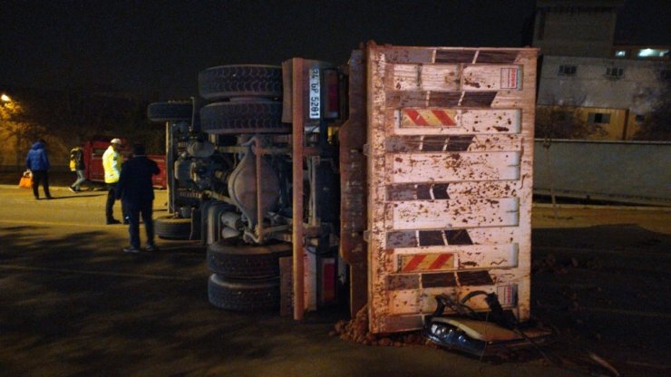 Freni boşalan kamyon otomobili ezdi: 2 yaralı