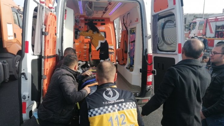 Kazaya karışan araç alev alev yandı: 2 yaralı