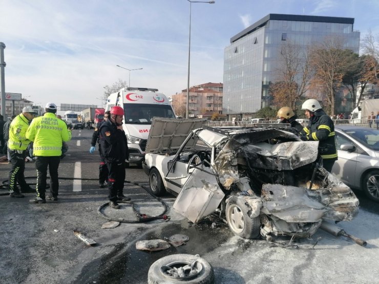 Kazaya karışan araç alev alev yandı: 2 yaralı