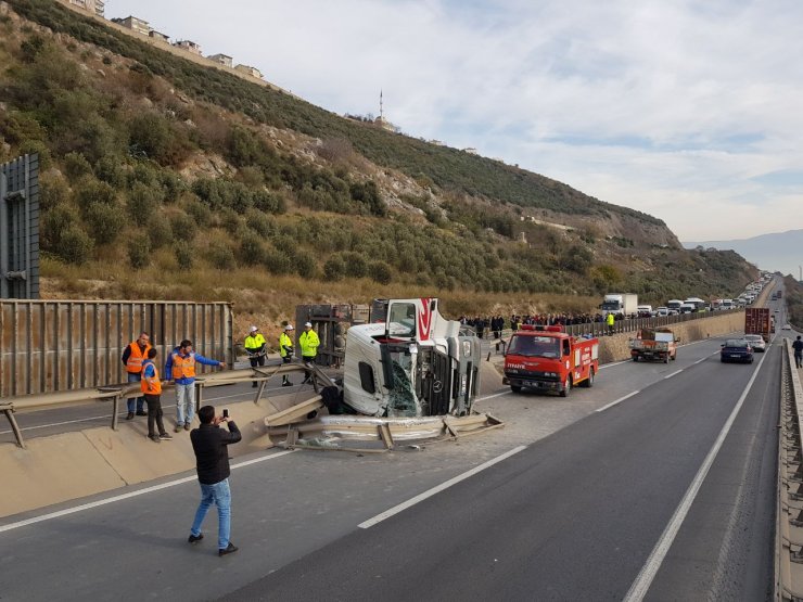 GÜNCELLEME - Kocaeli'de devrilen tırın sürücüsü ağır yaralandı