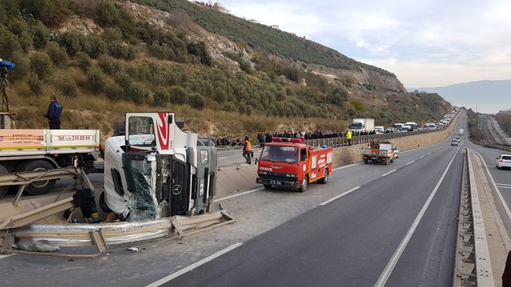 GÜNCELLEME - Kocaeli'de devrilen tırın sürücüsü ağır yaralandı