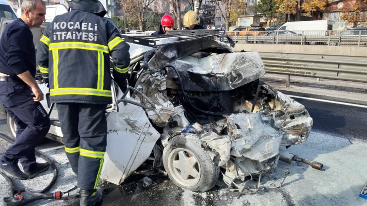 GÜNCELLEME - Kocaeli'de kazanın ardından alev alan otomobildeki 1 kişi öldü, 1 kişi ağır yaralandı