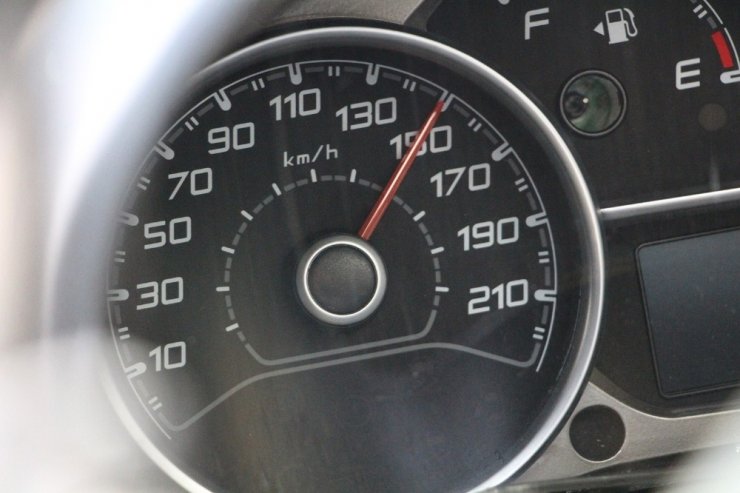 Kazaya karışan otomobilin ibresi 150’de takılı kaldı
