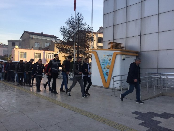 Uyuşturucu operasyonu şüphelisi 20 zanlı adliyede
