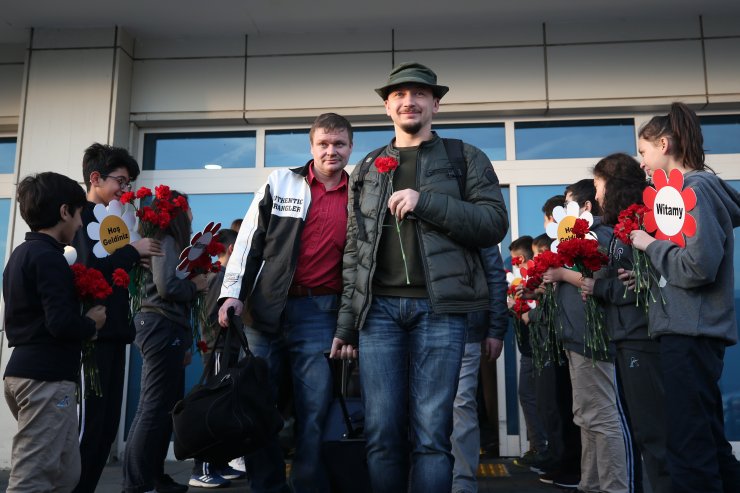 Polonyalı turistler Kayseri'de karanfillerle karşılandı