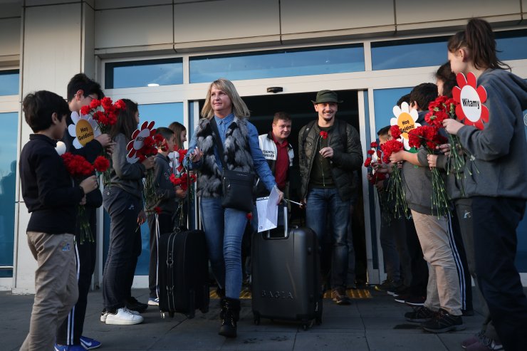 Polonyalı turistler Kayseri'de karanfillerle karşılandı