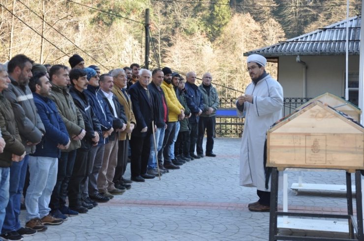 Rize’de daha önce kesilmiş ağacın altında kalarak hayatının kaybeden çift son yolculuğunu uğurlandı