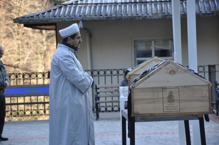 Rize’de daha önce kesilmiş ağacın altında kalarak hayatının kaybeden çift son yolculuğunu uğurlandı